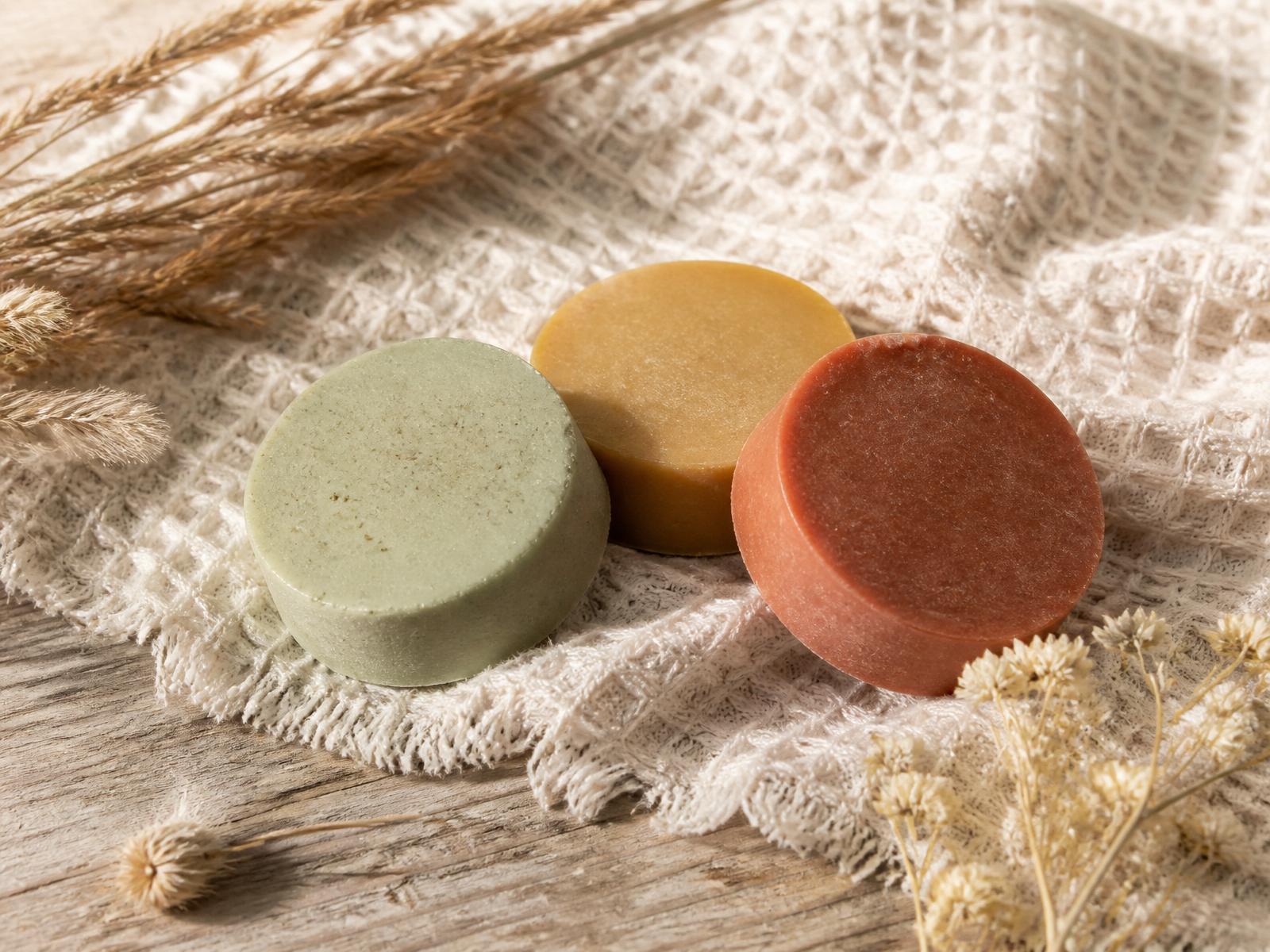Contrôle qualité d'un pain de cosmétique solide en laboratoire — FABRICOSMETIC